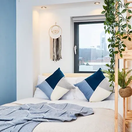 Large Duplex Penthouse - Parking Leeds (West Yorkshire)