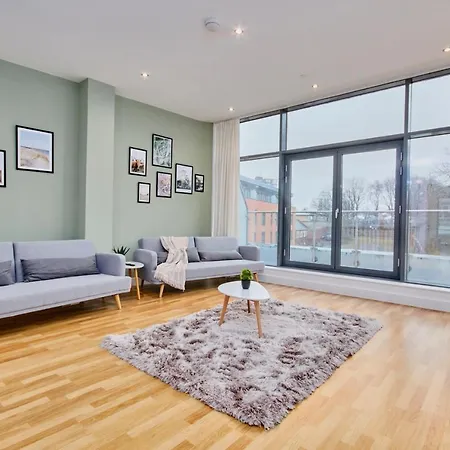 Large Duplex Penthouse - Parking Leeds