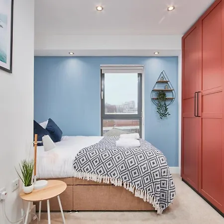 Large Duplex Penthouse - Parking Leeds